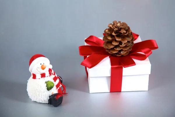 Cute smiling snowman on sidin Christmas present — Stock Photo, Image