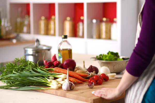 Genç kadın mutfakta yemek pişiriyor. Sağlıklı Yemek — Stok fotoğraf