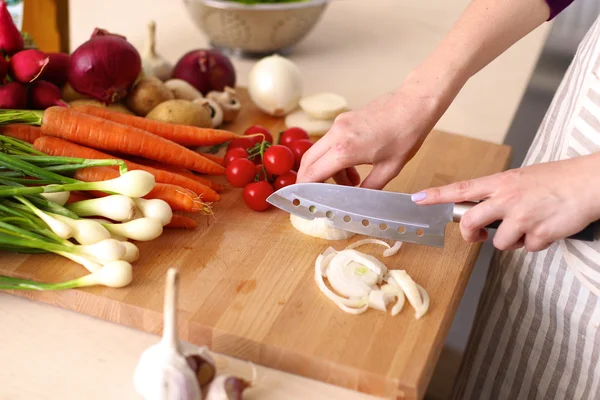 Genç kadın mutfakta yemek pişiriyor. Sağlıklı Yemek — Stok fotoğraf