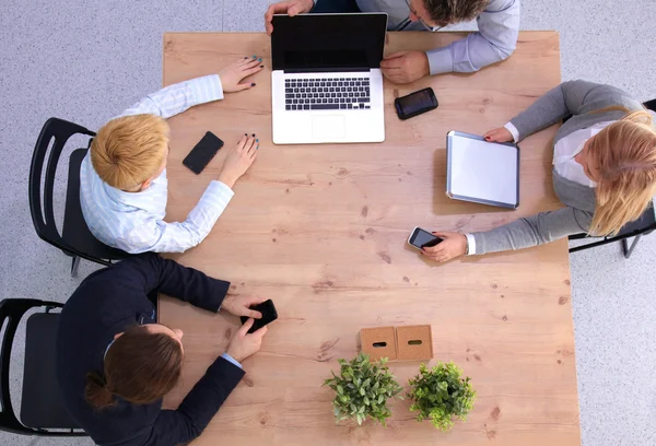 Imagen de los socios comerciales discutiendo documentos e ideas en la reunión — Foto de Stock