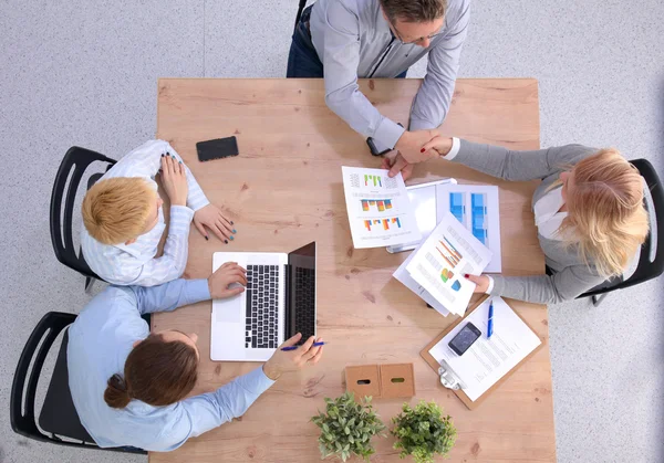 Imagen de los socios comerciales discutiendo documentos e ideas en la reunión — Foto de Stock