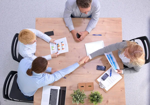 Imagen de los socios comerciales discutiendo documentos e ideas en la reunión — Foto de Stock