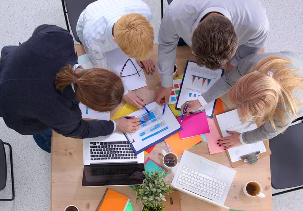 Beeld van zakenpartners die documenten en ideeën bespreken tijdens vergaderingen — Stockfoto