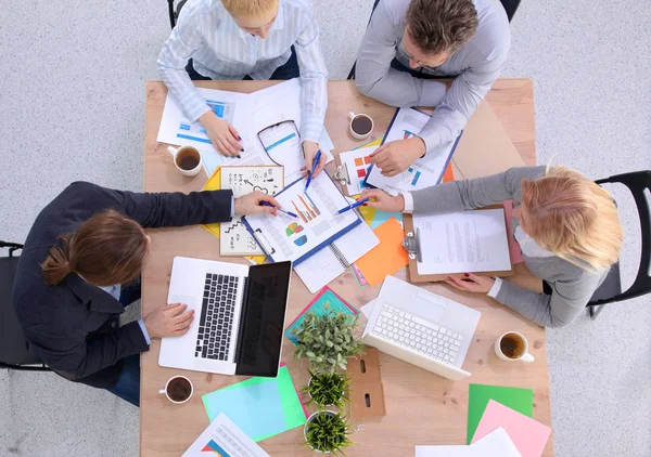 Imagen de los socios comerciales discutiendo documentos e ideas en la reunión — Foto de Stock