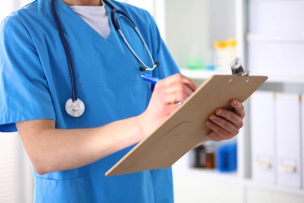 Retrato de primer plano de un médico con carpeta de retención de estetoscopio — Foto de Stock