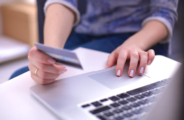 Jeune femme d'affaires travaillant sur un ordinateur portable — Photo