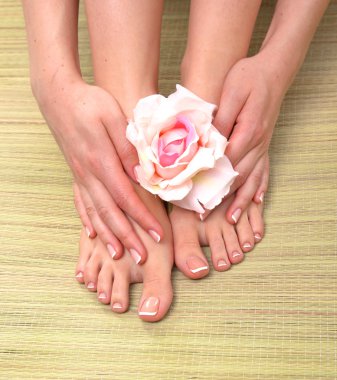 Portre fotoğraf pedikür ile güzel bir kadın ayak