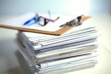 dosya yığını, beyaz arka plan ile dosya klasörü