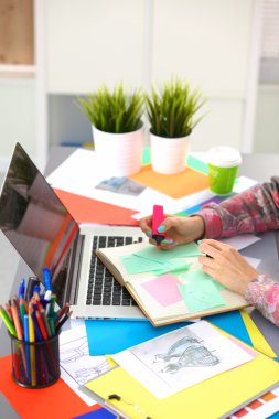 designer Resepsiyon Dijital dönüştürücü kullanarak ofisinde çalışan