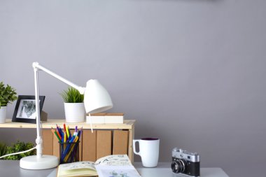 Aletler ve kamera üzerinde yatarken ile tasarımcı tablo