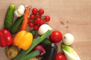 Ahşap bir masa üzerinde organik sebze yığını