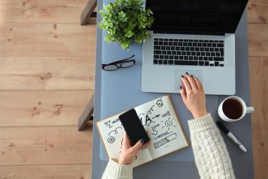 designer Resepsiyon Dijital dönüştürücü kullanarak ofisinde çalışan