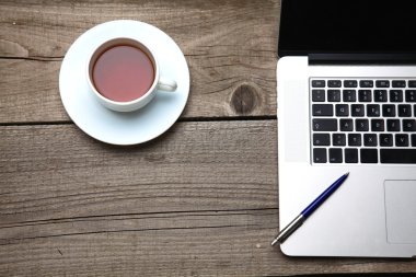 Ahşap Ofis Masası kalem, dizüstü bilgisayar ve çay Kupası ile boş kartvizit