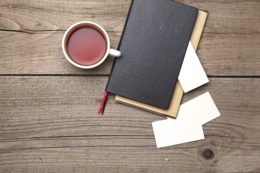 Ahşap Ofis Masası kalem ve çay Kupası ile boş kartvizit