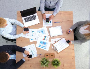 İş ortaklarının toplantıda belge ve fikirleri tartıştığı resim