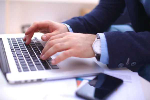 Hombre de negocios trabajando en un primer plano de las manos de la computadora — Foto de Stock