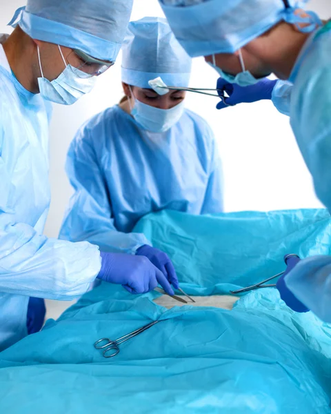 Equipo de cirujanos uniformados realiza la operación a un paciente en la clínica de cirugía cardíaca — Foto de Stock