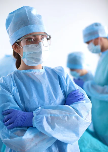 Equipe de cirurgião em uniforme realizar operação em um paciente na clínica de cirurgia cardíaca — Fotografia de Stock