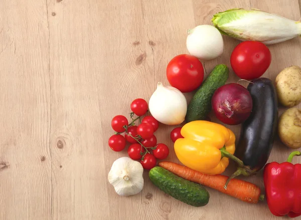 Pile de légumes bio sur une table en bois — Photo