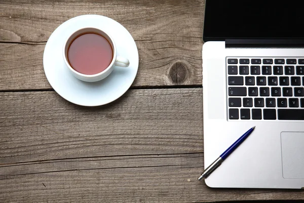 Ahşap Ofis Masası kalem, dizüstü bilgisayar ve çay Kupası ile boş kartvizit