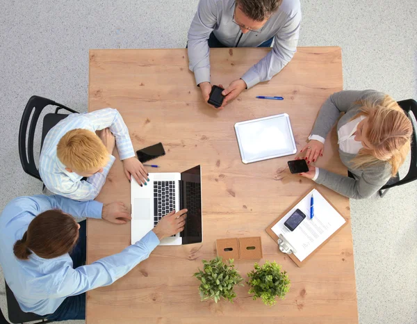 Imagen de los socios comerciales discutiendo documentos e ideas en la reunión — Foto de Stock