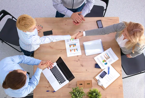 Imagen de los socios comerciales discutiendo documentos e ideas en la reunión — Foto de Stock