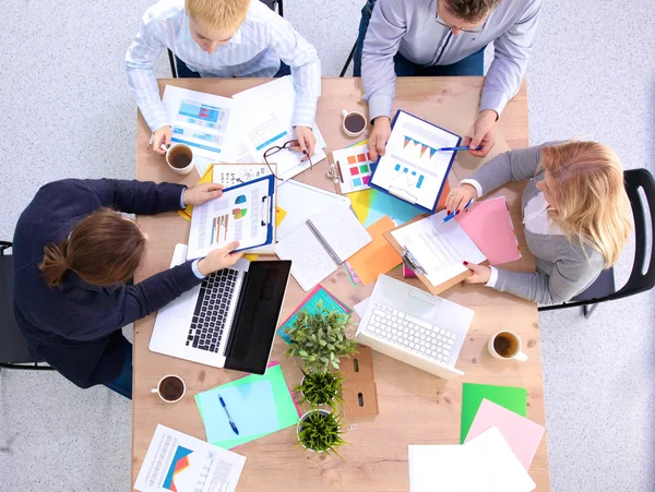 Imagen de los socios comerciales discutiendo documentos e ideas en la reunión — Foto de Stock