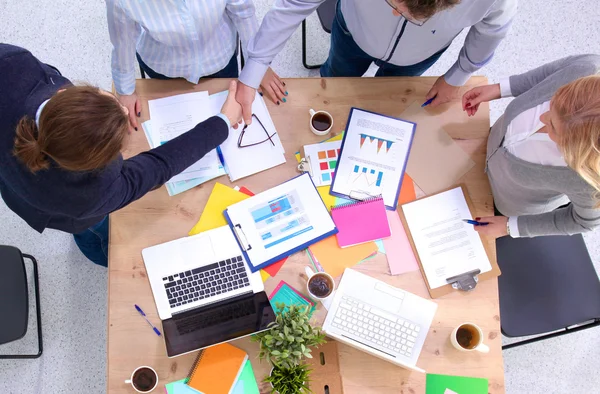 Imagen de los socios comerciales discutiendo documentos e ideas en la reunión — Foto de Stock