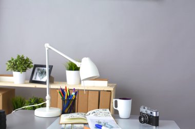 Aletler ve kamera üzerinde yatarken ile tasarımcı tablo