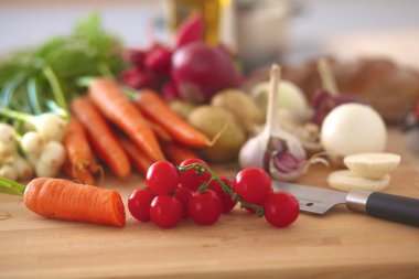 Ahşap bir masa üzerinde organik sebze yığını