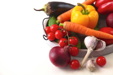 Beyaz arka planda taze sonbahar sebzeleri