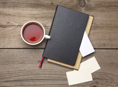 Ahşap Ofis Masası kalem ve çay Kupası ile boş kartvizit