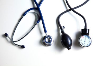 Tansiyon ölçer tıbbi malzeme üzerinde beyaz izole