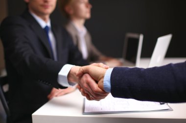 İş karşılıklı. İki işadamı el birbirleri ile ofiste