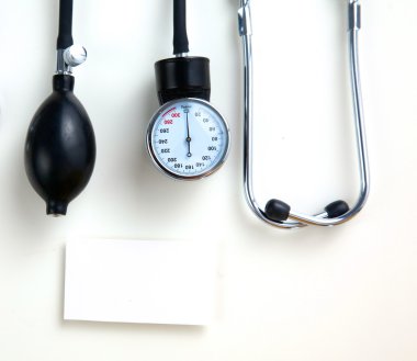 Tansiyon ölçer tıbbi malzeme üzerinde beyaz izole