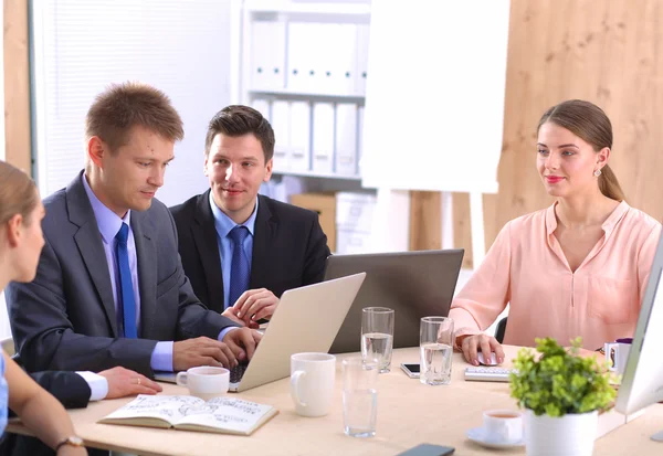 Zakelijke bijeenkomst - manager werk met zijn collega's bespreken — Stockfoto