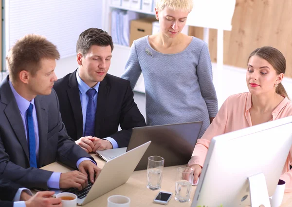 Geschäftstreffen - Manager bespricht Arbeit mit Kollegen — Stockfoto