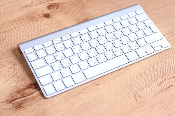 Moderne Computer-Tastatur aus Aluminium auf dem Tisch — Stockfoto