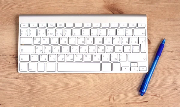 Moderne aluminium computertoetsenbord op tafel — Stockfoto