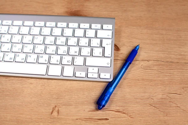 Moderne aluminium computertoetsenbord op tafel — Stockfoto