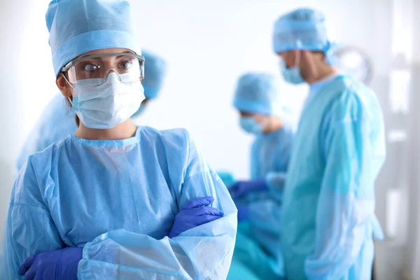 Equipe de cirurgião em uniforme realizar operação em um paciente na clínica de cirurgia cardíaca — Fotografia de Stock