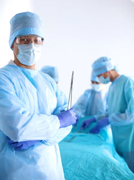 Equipe de cirurgião em uniforme realizar operação em um paciente na clínica de cirurgia cardíaca — Fotografia de Stock