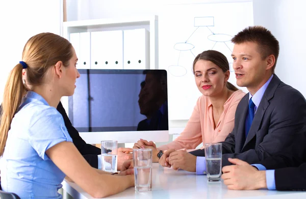 Reunião de negócios - gerente discutindo o trabalho com seus colegas — Fotografia de Stock