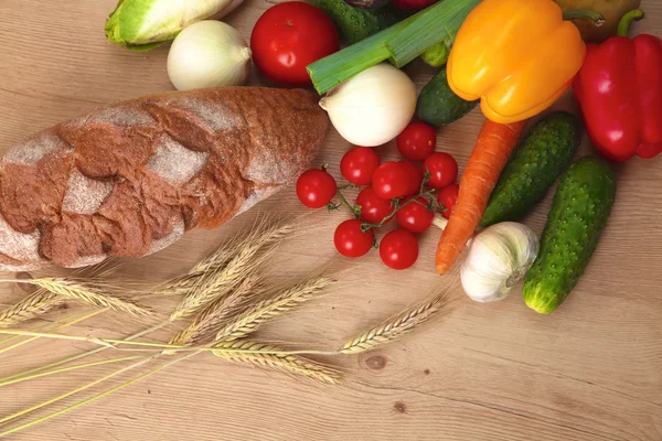 Montón de verduras orgánicas en una mesa de madera — Foto de Stock