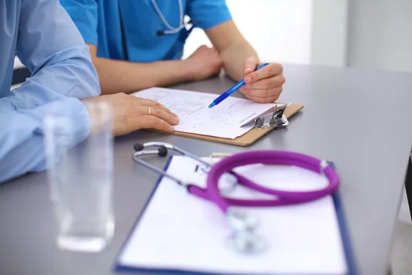 Médico y paciente en la mesa. solución — Foto de Stock