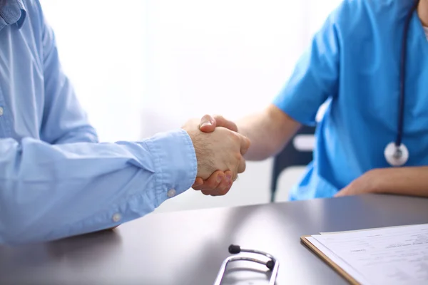 Arzt und Patient am Tisch. Lösung — Stockfoto