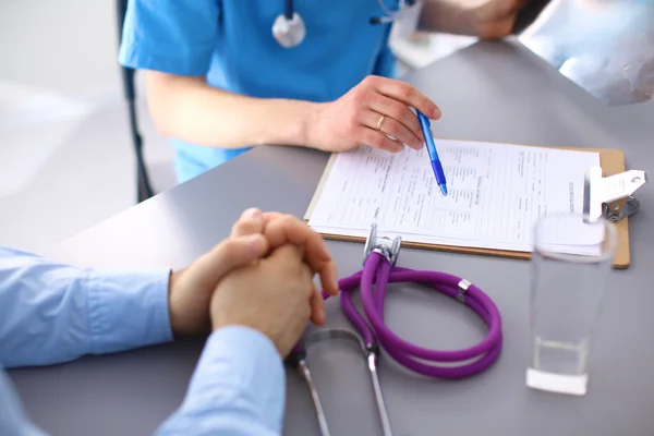 Médico e paciente à mesa. solução — Fotografia de Stock