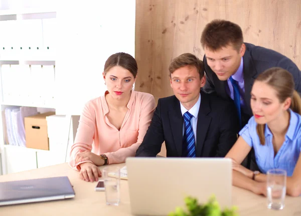 Geschäftstreffen - Manager bespricht Arbeit mit Kollegen — Stockfoto