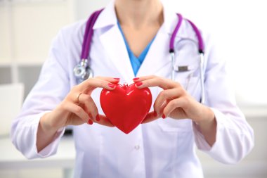 Bilinmeyen kadın doktor izole stetoskop ile yakın çekim