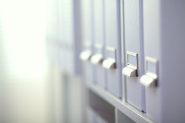 Dosya klasörleri, arka planda raflarda duran